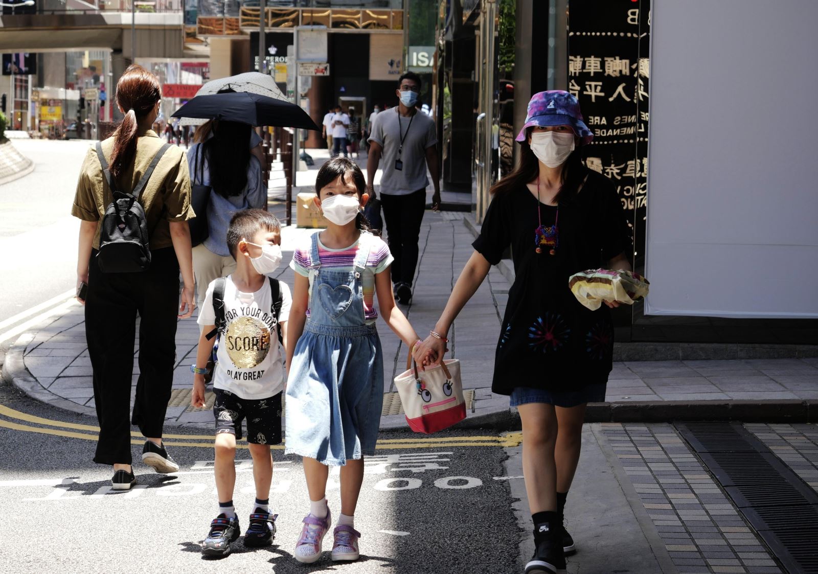  Người dân đeo khẩu trang phòng COVID-19 tại Hong Kong, Trung Quốc ngày 17/7/2020. Ảnh: THX/TTXVN