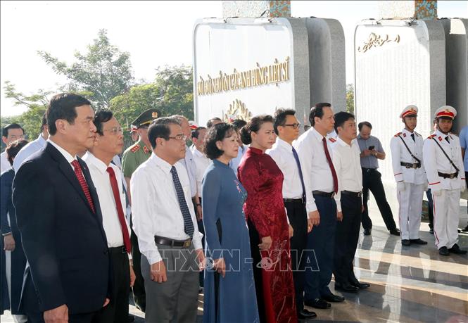 Chủ tịch Quốc hội Nguyễn Thị Kim Ngân dâng hương, dâng hoa tại Nghĩa trang Liệt sĩ tỉnh Quảng Nam.