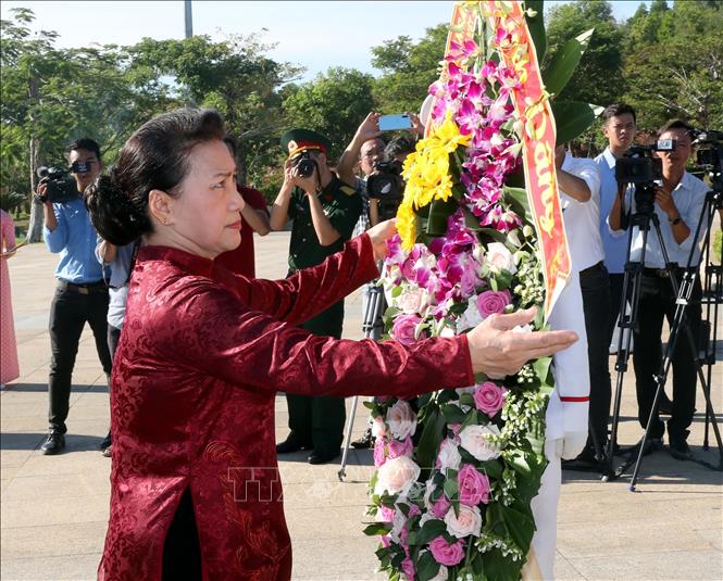 Chủ tịch Quốc hội Nguyễn Thị Kim Ngân dâng hương, dâng hoa tại Tượng đài Bà mẹ Việt Nam anh hùng tỉnh Quảng Nam.