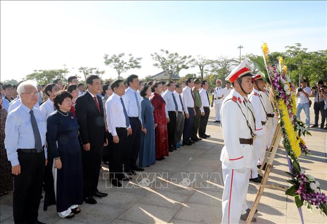 Chủ tịch Quốc hội Nguyễn Thị Kim Ngân dâng hương, dâng hoa tại Tượng đài Bà mẹ Việt Nam anh hùng tỉnh Quảng Nam.