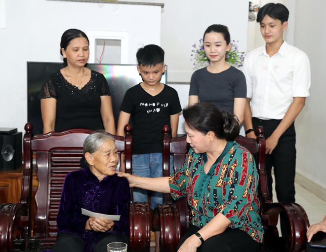 National Assembly Chairwoman Nguyen Thi Kim Ngan (right) visiting a social policy family in Tam Ky City, Quang Nam Province