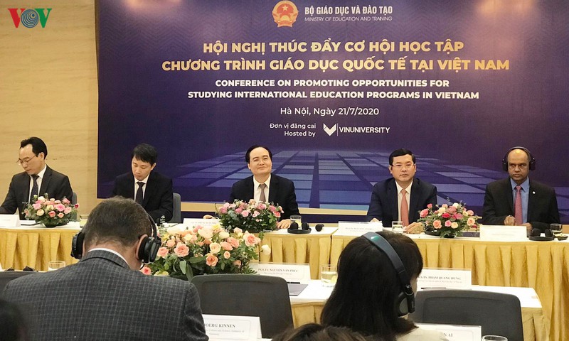 Bộ trưởng Bộ Giáo dục và Đào tạo Phùng Xuân Nhạ chủ trì Hội nghị thúc đẩy cơ hội học tập chương trình giáo dục quốc tế tại Việt Nam.