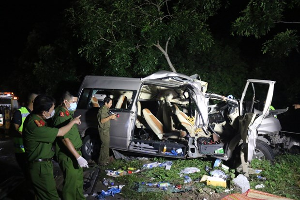 Police examine the scene of the accident in Binh Thuan province on early July 21 (Photo: VNA)
