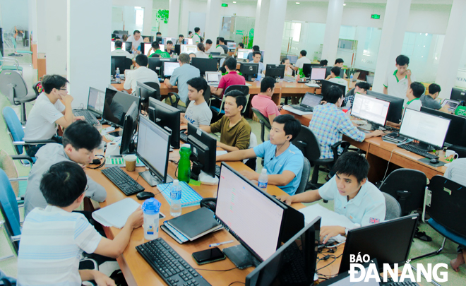  The successful establishment of Da Nang’s e-government model has facilitated the  development of human resources and the setting up of the local IT ecosystem. In the photo are IT engineers at Green Global Information Technology JSC.