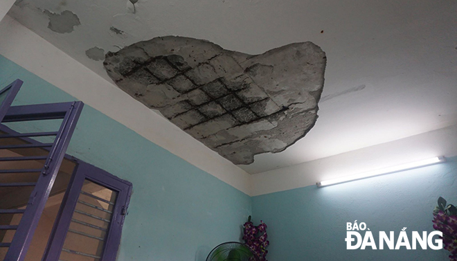 Một mảng bê tông sàn rơi khỏi kết cấu công trình tại Khu chung cư Vịnh Mân Quang. Ảnh: TRIỆU TÙNG