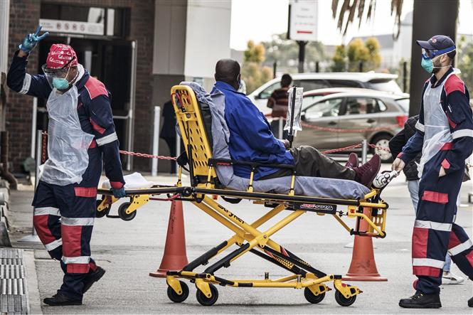 Chuyển bệnh nhân mắc COVID-19 vào một bệnh viện ở Port Elizabeth, Nam Phi ngày 10/7/2020. Ảnh: AFP/TTXVN