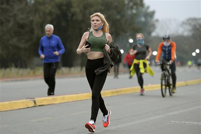 Người dân chạy bộ thể dục trên phố ở Buenos Aires, Argentina ngày 20/7/2020. Ảnh: AFP/TTXVN