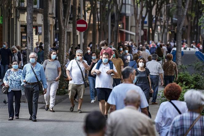 Người dân đeo khẩu trang phòng lây nhiễm Covid-19 tại Barcelona, Tây Ban Nha ngày 9/7/2020. Ảnh: THX/TTXVN