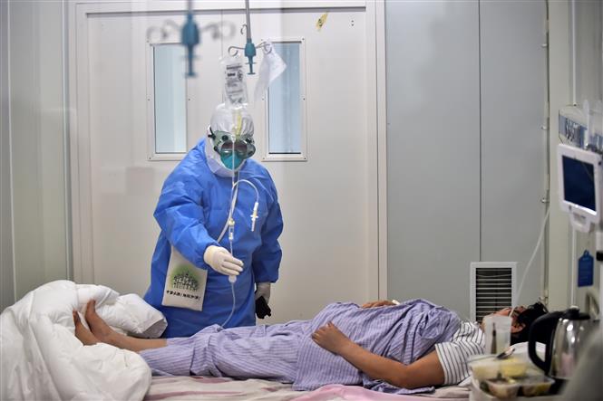 Điều trị cho bệnh nhân nhiễm Covid-19 tại bệnh viện ở Bắc Kinh, Trung Quốc ngày 16/6/2020. Ảnh: THX/TTXVN