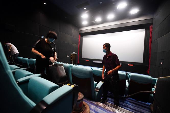 Nhân viên dọn dẹp một rạp chiếu phim ở Bắc Kinh, Trung Quốc, ngày 20/7/2020. Ảnh: AFP/ TTXVN