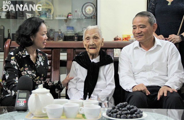 Photo: Head of the PCC's Commission for Mass Mobilisation Truong Thi Mai (left) visiting Heroic Vietnamese Mother Pham Thi Nghe  (centre)