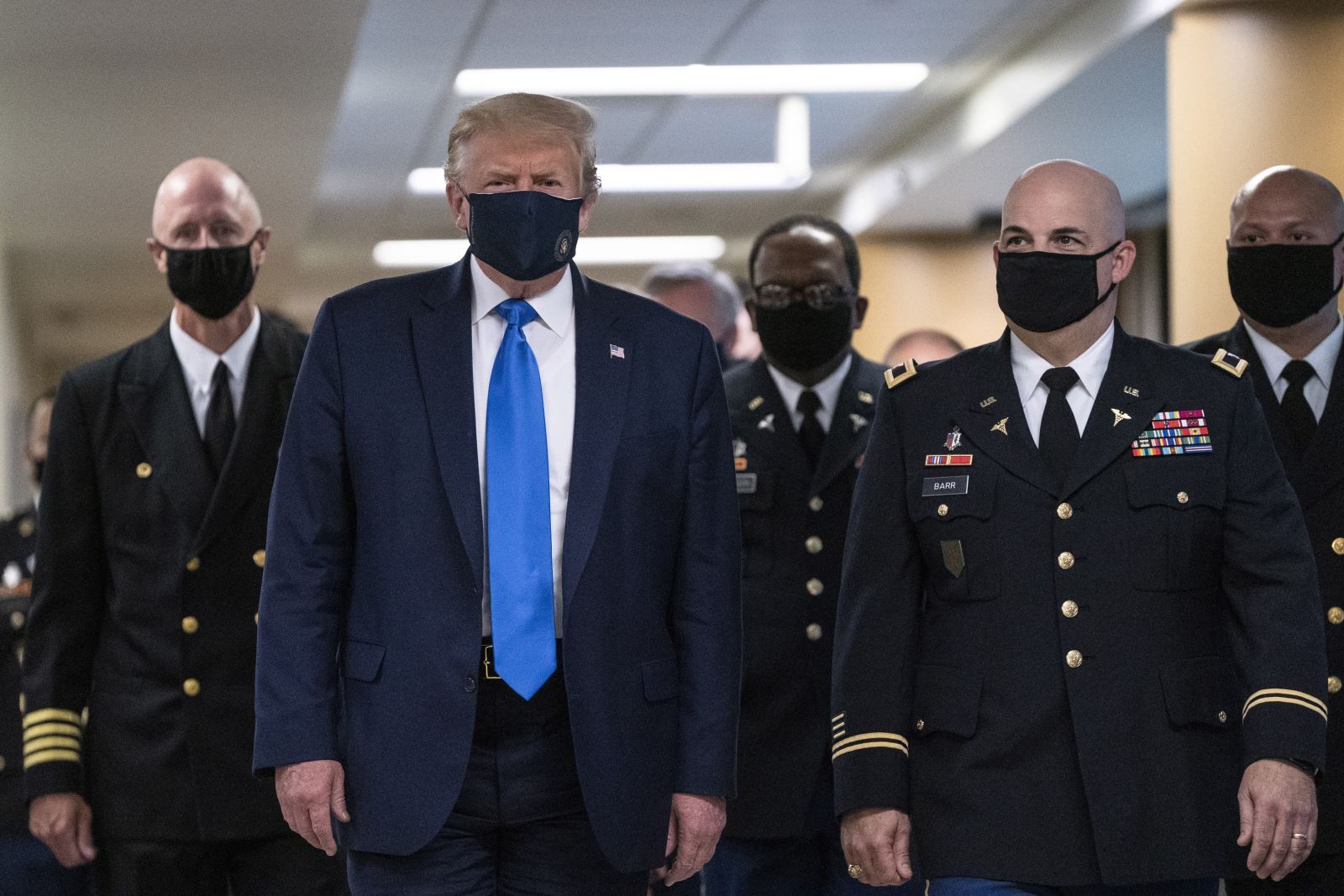 Tổng thống Mỹ Donald Trump (thứ 2, trái) đeo khẩu trang khi thăm Viện quân y Walter Reed ở Bethesda, Maryland ngày 11/7. Ảnh: AFP/TTXVN