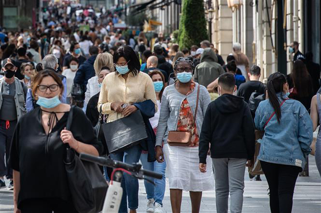 Người dân đeo khẩu trang phòng lây nhiễm Covid-19 tại Paris, Pháp, ngày 15-7-2020. Ảnh: THX/ TTXVN