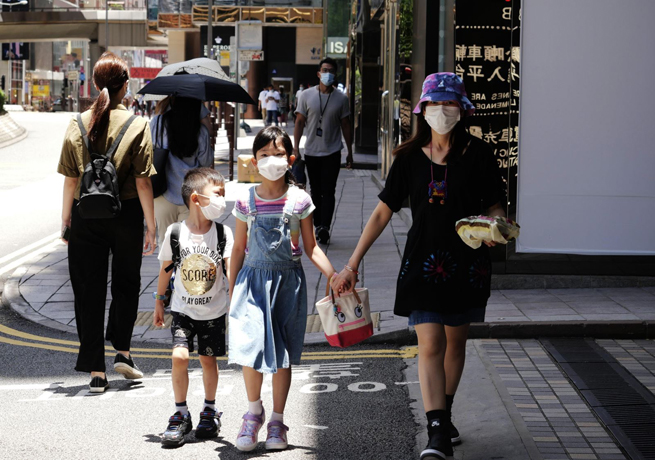 Người dân đeo khẩu trang phòng Covid-19 tại Hong Kong, Trung Quốc ngày 17-7-2020. Ảnh: THX/TTXVN