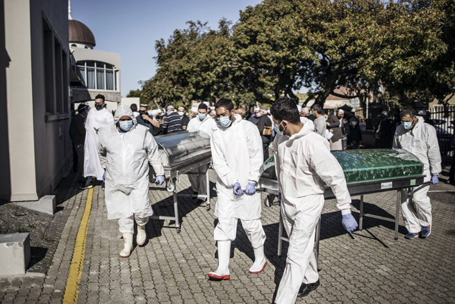 Chuyển thi thể bệnh nhân tử vong do Covid-19 tại Cape Town, Nam Phi. Ảnh: AFP/TTXVN