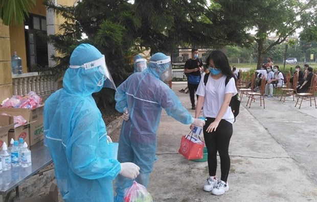 A Vietnamese returning from abroad is quarantined at a military camp in northern Ha Nam province (Photo: VNA) 