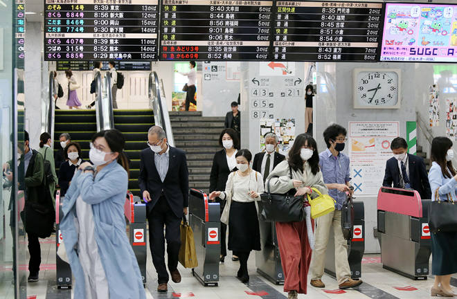 Người dân Nhật Bản đeo khẩu trang tại ga tàu ở Fukuoka. Ảnh: AFP/Getty Images