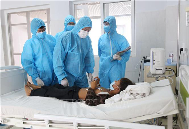 Đoàn công tác của Bộ Y tế đến kiểm tra và thăm bệnh nhân điều trị bạch hầu tại Bệnh viện đa khoa vùng Tây Nguyên (Đắk Lắk), ngày 21-7-2020. Ảnh: Tuấn Anh/TTXVN