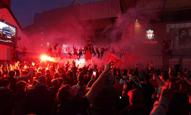 CĐV Liverpool ăn mừng bên ngoài sân Anfield.