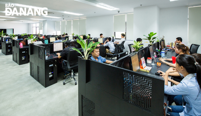 The majority of the city’s IT software employees are university and junior college graduates, boasting enough qualifications required by recruiters. In the photo are IT engineers at the FPT Software Da Nang