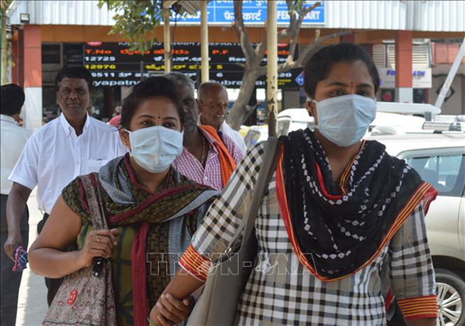 Người dân đeo khẩu trang nhằm phòng ngừa sự lây lan của dịch Covid-19 tại bang Bangalore, Ấn Độ. Ảnh minh họa: THX/TTXVN