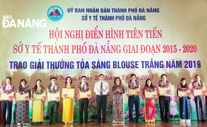 Phó Chủ tịch UBND thành phố Lê Trung Chinh (giữa) và lãnh đạo Sở Y tế trao giải thưởng, tôn vinh 20 cá nhân “Tỏa sáng Blouse trắng”. 	                 Ảnh: PHAN CHUNG