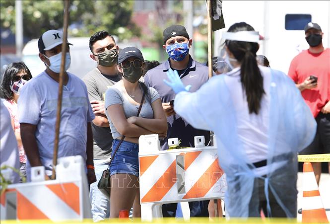 Người dân đeo khẩu trang phòng lây nhiễm COVID-19 tại một điểm xét nghiệm COVID-19 ở Los Angeles, California, Mỹ ngày 10/7. Ảnh: AFP/TTXVN