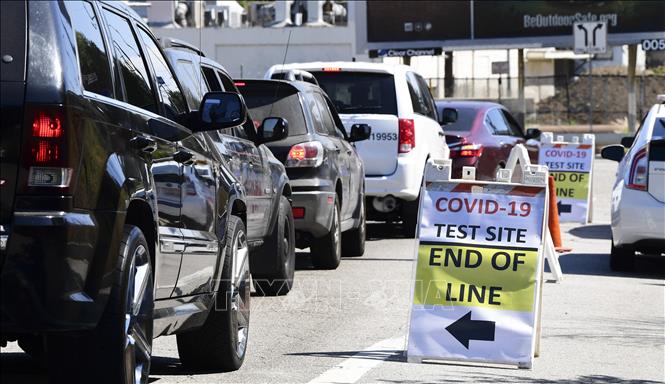 Các phương tiện xếp hàng tại một điểm xét nghiệm COVID-19 ở Los Angeles, California, Mỹ, ngày 21/7. Ảnh: AFP/TTXVN