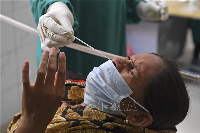 Nhân viên y tế lấy mẫu xét nghiệm COVID-19 tại Ghaziabad, Ấn Độ ngày 23/7. Ảnh: AFP/TTXVN