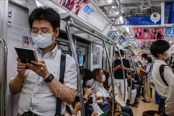 Người dân đeo khẩu trang phòng lây nhiễm COVID-19 tại Tokyo, Nhật Bản. Ảnh: AFP/TTXVN