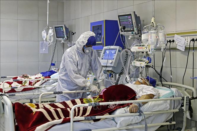 Điều trị cho bệnh nhân COVID-19 tại bệnh viện ở Tehran, Iran ngày 1/3. Ảnh: AFP/TTXVN