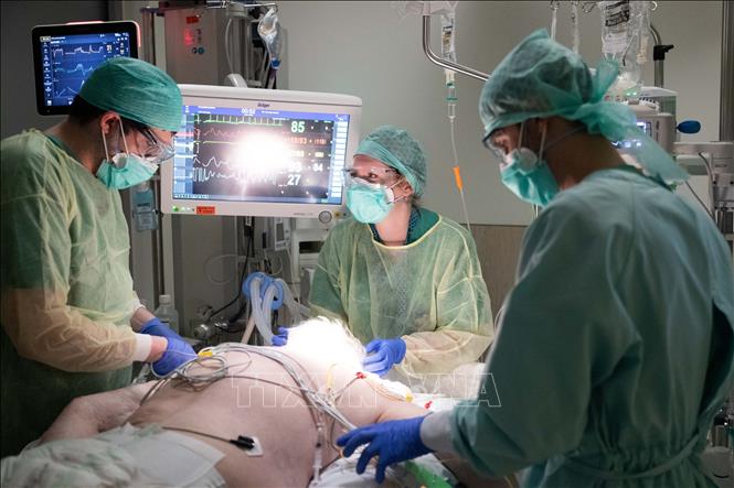 Nhân viên y tế điều trị cho bệnh nhân mắc COVID-19 tại một bệnh viện ở Brussels, Bỉ ngày 11/4. Ảnh: AFP/TTXVN