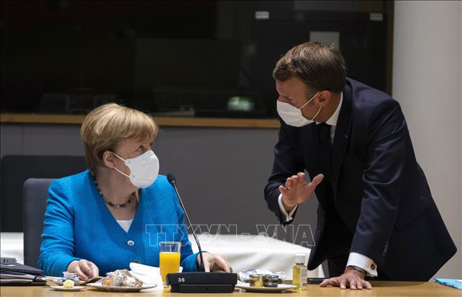 Tổng thống Pháp Emmanuel Macron (phải) và Thủ tướng Đức Angela Merkel tại Hội nghị thượng đỉnh EU ở Brussels, Bỉ, ngày 18/7. Ảnh: AFP/TTXVN