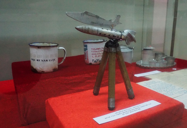 ừ xác máy bay Mỹ, người lính Nguyễn Khắc Linh đã chế tác thành mô hình máy bay tên lửa.