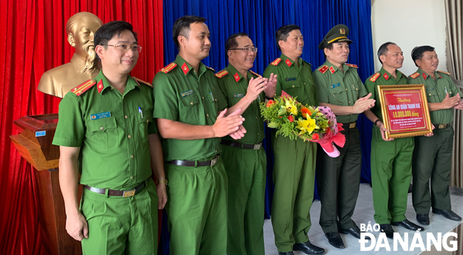 Thiếu tướng Vũ Xuân Viên, Giám đốc Công an thành phố (thứ 3, từ phải) thưởng nóng cho Công an quận Thanh Khê về thành tích phòng, chống tội phạm. 				        Ảnh: HOÀNG SA