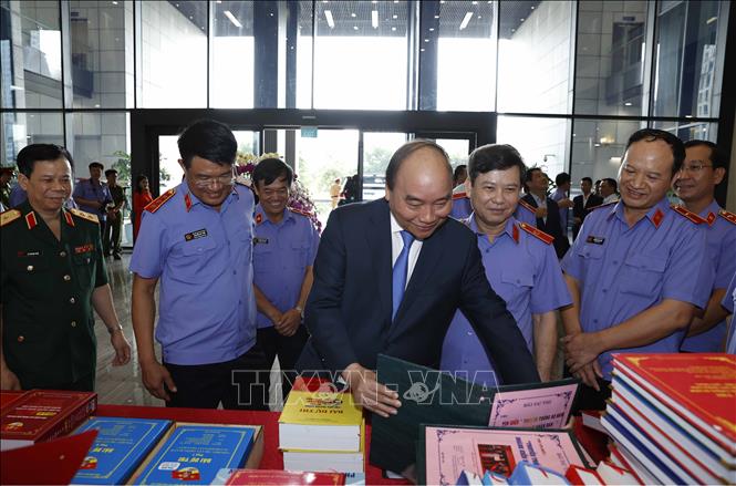 Thủ tướng Nguyễn Xuân Phúc và đại biểu xem các tác phẩm được giải về ngành Kiểm sát. 