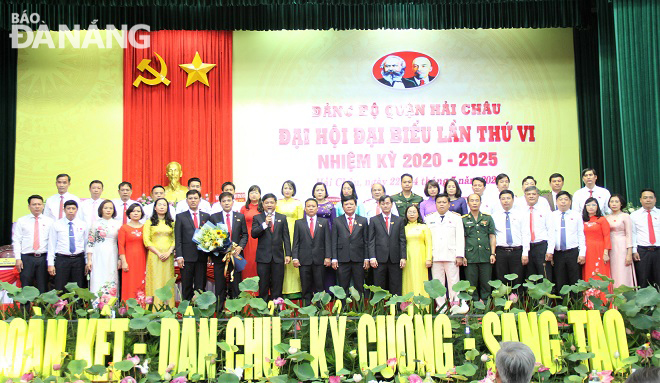Ban Chấp hành Đảng bộ quận Hải Châu nhiệm kỳ 2020-2025 ra mắt đại hội. Ảnh: LAM PHƯƠNG