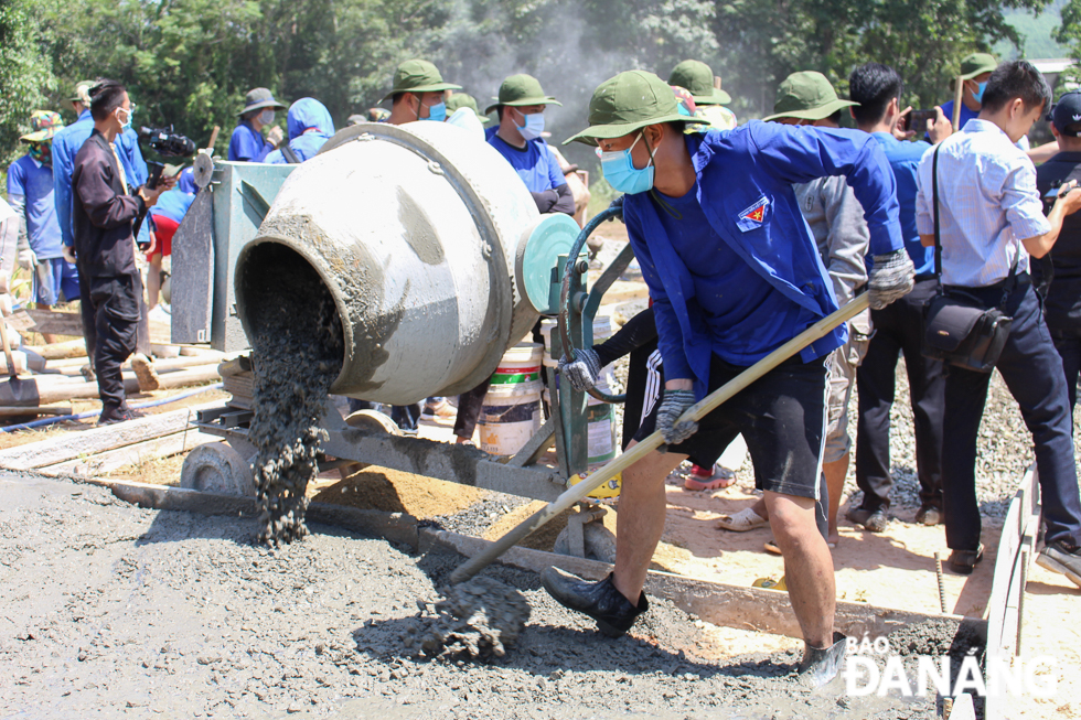 Mặc dù thời tiết tháng 7 có nắng gắt, các tình nguyện viên vẫn miệt mài làm việc để kịp tiến độ công trình.