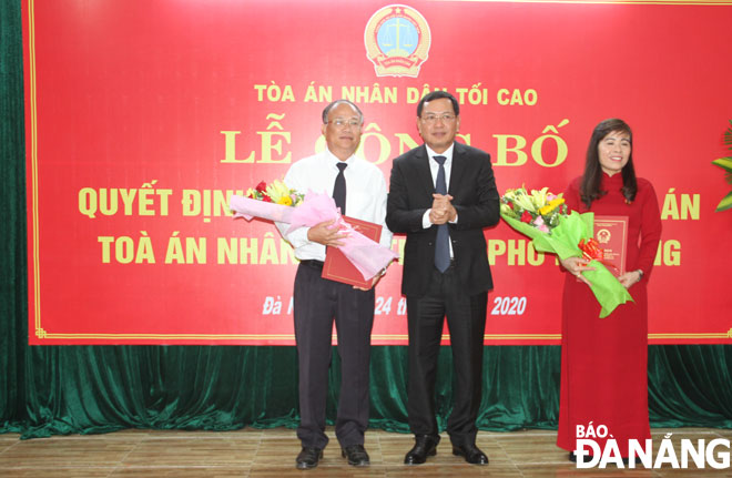 Phó Chánh án TAND tối cao Nguyễn Văn Du (giữa) trao quyết định bổ nhiệm cho bà Nguyễn Thị Cảnh. Ảnh: TRỌNG HÙNG 