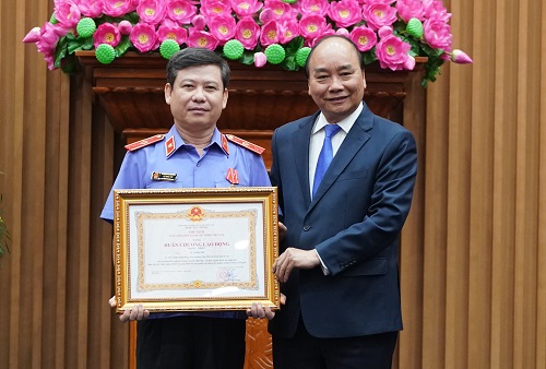 Thủ tướng trao Huân chương Lao động hạng Nhất cho Viện trưởng Viện Kiểm sát nhân dân Tối cao Lê Minh Trí - Ảnh: VGP/Quang Hiếu