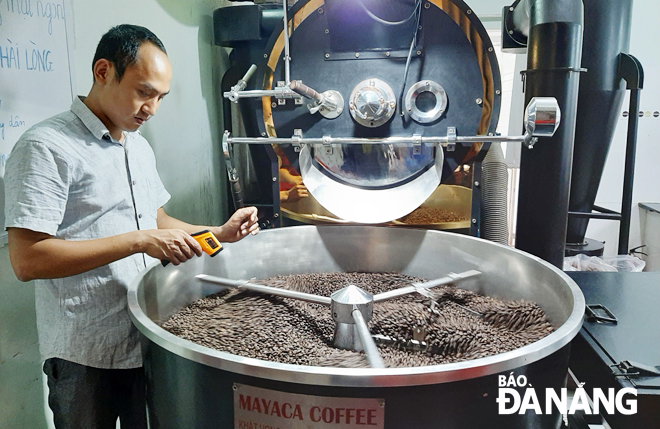 Mr Ho Duc Tien, the Director of MaYaCa Coffee company is seen introducing the coffee roasting process.