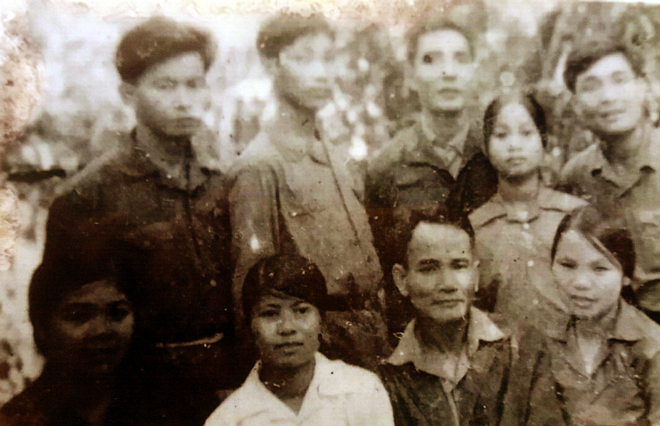 Cựu TNXP Nguyễn Thị Hồng Nhì (áo trắng) trân quý những bức ảnh chụp cùng đồng đội trong những tháng năm khói lửa như báu vật vô giá. 