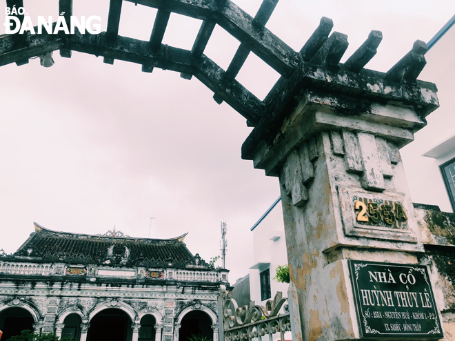 The 125-year-old Huynh Thuy Le ancient house located at 255A Nguyen Hue has emerged as a highly inviting tourist attraction. It is one of the three most famous old houses in the Western region, along with the ancient house of Binh Thuy and Cong Tu Bac Lieu (Bac Lieu mandarin's son).