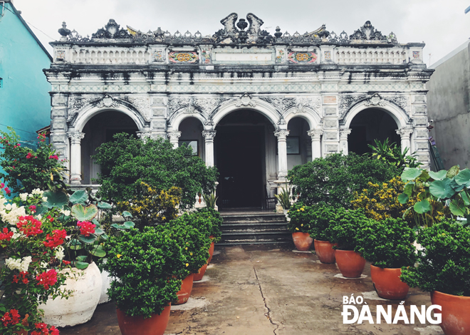 The 258m2, typical three-compartment wooden house was built in 1895. In 1917, Huynh Cam Thuan, the father of Huynh Thuy Le, rebuilt the house in the style of a French villa, using both Oriental and Western architectural elements. For more than 100 years, despite the destruction caused by time, the house remains beautifully intact. The ancient house was officially recognised as a national relic site in 2009.