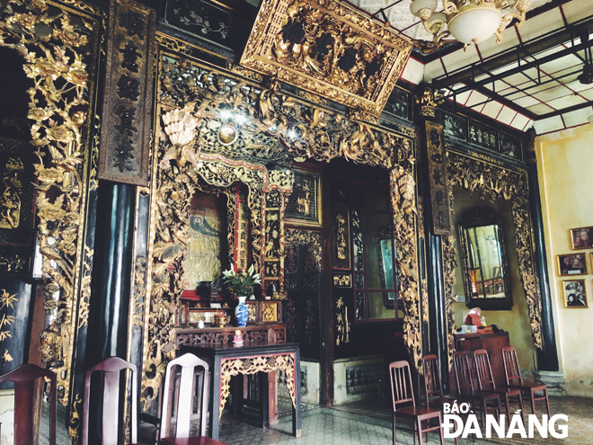 The house’s balconies are in red lacquer trimmed with gold with carved details similar to those commonly seen on Chinese pagodas, which represent wealth and nobility. The large front balcony is engraved with a pair of phoenixes, a symbol of “happily ever after”, while other balconies are carved with different species of birds to highlight great wealth.