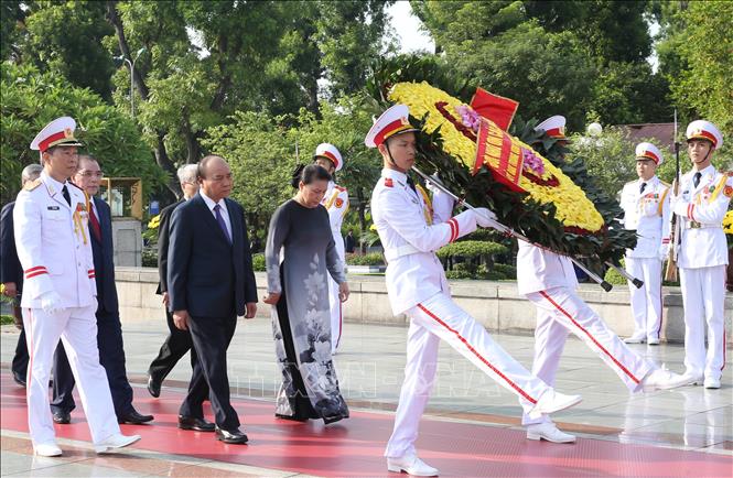 Đoàn đại biểu lãnh đạo Đảng, Nhà nước, Chính phủ, Quốc hội, Uỷ ban Trung ương Mặt trận Tổ quốc Việt Nam đến đặt vòng hoa tại Đài tưởng niệm các Anh hùng liệt sĩ (đường Bắc Sơn-Hà Nội). Ảnh: Dương Giang/TTXVN