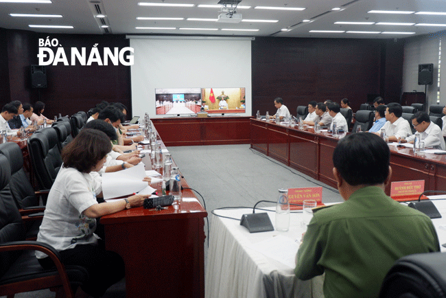 Các đại biểu tham dự hội nghị trực tuyến về phòng, chống Covid-19 tại Đà Nẵng. Ảnh: PHAN CHUNG