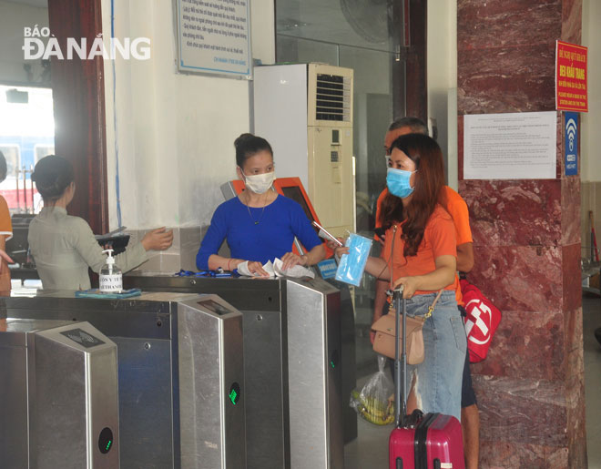 Hành khách rời Đà Nẵng một cách trật tự tại nhà ga đường sắt. Ảnh: THÀNH LÂN