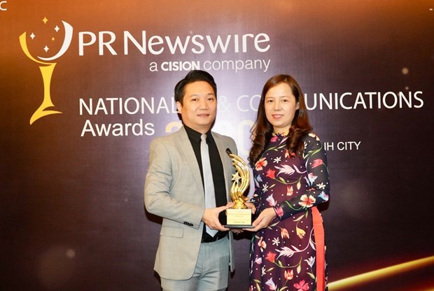 Vietjet Deputy General Director Nguyen Thi Thuy Binh (L) receives the award (Photo: Vietjet)