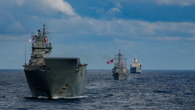 Tàu đổ bộ HMAS Canberra (trước) của Hải quân Australia. Ảnh: Hải quân Australia
